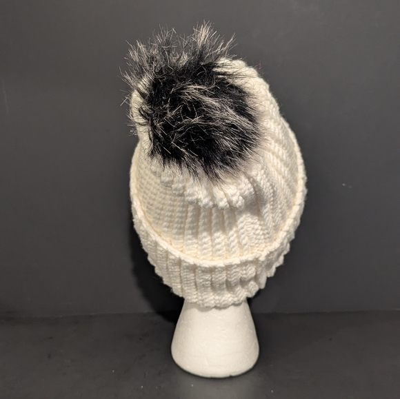 CROCHET WHITE WINTER HAT WITH FAUX FUR POM POM - Picture 3 of 4